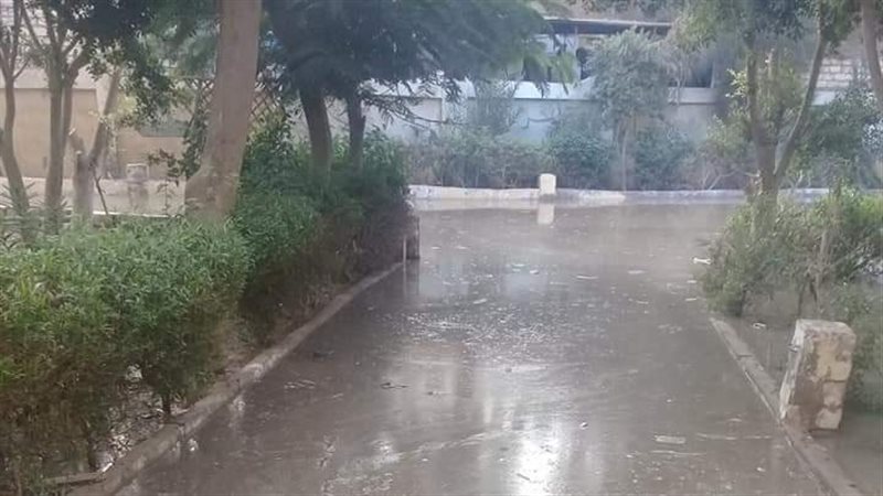 مدرسة غارقة بعد انفجار