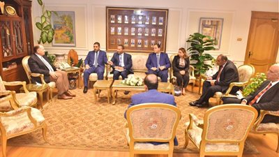 محافظ أسيوط يبحث مع رئيس جهاز محو الأمية دعم برامج وخطط الهيئة