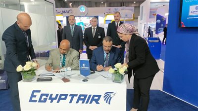 مصر للطيران توقع عقدين جديدين بتقديم خدمة أرضية لشركتين روسيتين