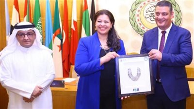 مشروع رواد 2030 يحصل على درع الجائزة العربية لأعمال الخير