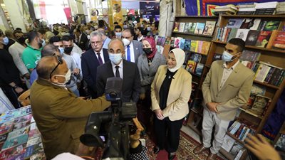 شعلان يتفقد معرض الملابس والمشغولات الفنية بجامعة الزقازيق 