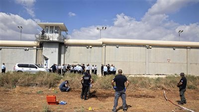 خشية تكرار واقعة الفرار.. إخلاء سجن جلبوع من الأسرى الفلسطينيين