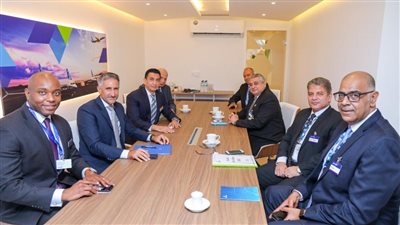 وفد وزارة الطيران يبحث التعاون مع بوينج وإيرباص بمعرض الطيران