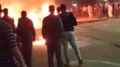 بسبب عقب سيجارة داخل بنزينة.. لحظة اشتعال النيران بمعرض سيارات بالدقهلية | فيديو 