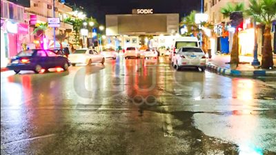 أمطار غزيرة على مرسى مطروح.. وفرق الطوارئ ترفع تراكمات المياه من الشوارع| صور