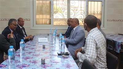 رئيس جامعة جنوب الوادي يتناول الغداء مع الطلاب المشاركين في دورة كرة القدم