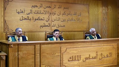 المحكمة تتخذ قرارا جديدا بشأن محاكمة محمود عزت