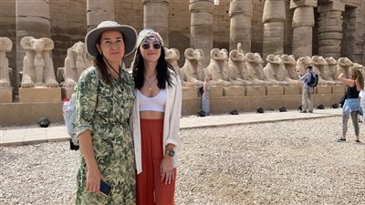 المشاركات بمنتدى المرأة العالمي للفنون يزرن معالم الأقصر l صور