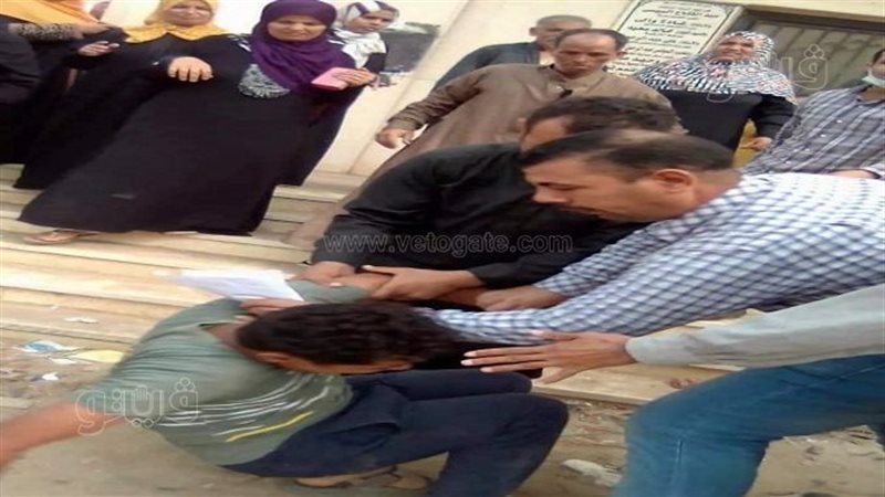 موظف يعتدي على شاب