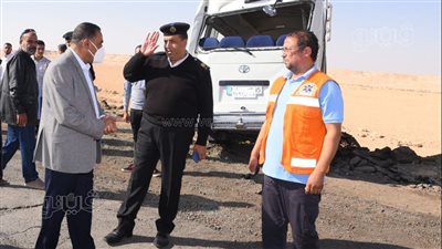 محافظ مطروح يتفقد موقع حادث تصادم سيوة ويطمئن على المصابين | صور 