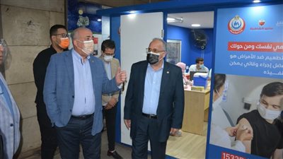 رئيس مترو الأنفاق يتفقد أكشاك تلقي لقاح كورونا 