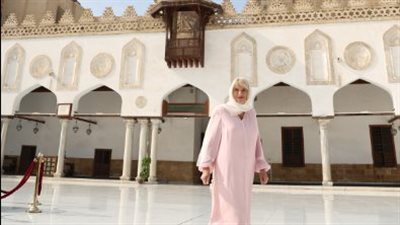 زي زوجة الأمير تشارلز يخطف الأنظار خلال زيارتها للجامع الأزهر| فيديو 