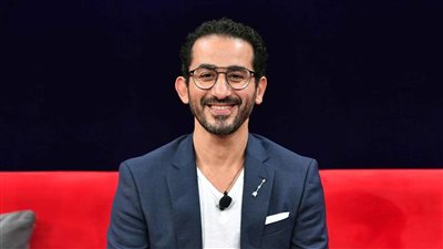 بدأت بالكوميديا وبرامج الأطفال.. مسيرة أحمد حلمي المتربع على قمة التراجيديا والأدوار المركبة | فيديو