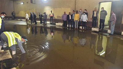 تنفيذ تجربة عملية لتصريف مياه الأمطار في نفق الزهراء بأسيوط 