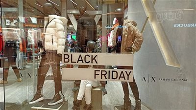 تخفيضات هائلة على أسعار الملابس الشتوي بالمولات في عروض «البلاك فرايدي» | فيديو