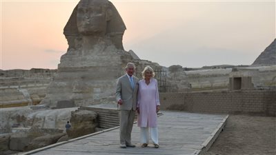 الأمير تشارلز خلال جولته بالأهرامات: لحظة استثنائية في أحد أعظم المواقع المصرية| صور