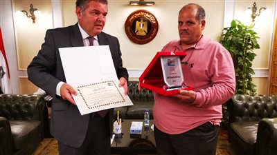 وزير قطاع الأعمال العام يكرم عاملًا بشركة النصر للمقاولات رفض تلقي رشوة