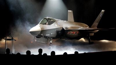 لمنع وقوعها في يد روسيا.. الأسطول البريطاني ينتشل مقاتلة 