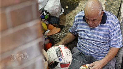 نصف قرن في حب كرة القدم.. حكاية عم مصطفى من صنع الكرات لـ«تصليحها»|فيديو