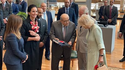 مصطفي الفقي يهدي إصدارات خاصة لـ الأمير تشارلز والأميرة كاميلا.. صور