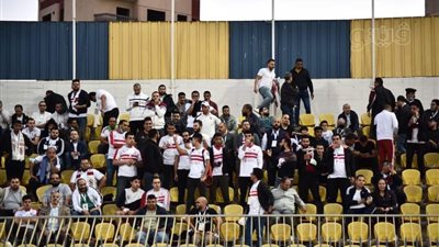 رغم السماح بحضور ألف مشجع.. جماهير الزمالك بالعشرات في مدرجات ستاد الإسماعيلية