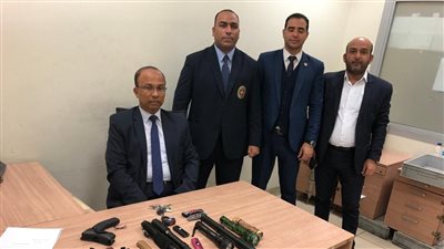 ضبط 9 صواعق و5 أسلحة بيضاء بحوزة راكبين بمطار القاهرة