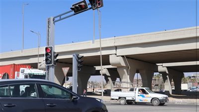تركيب إشارات مرور مزودة بكاميرات إلكترونية بالمحور المركزي في 6 أكتوبر 