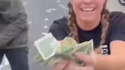 الأموال ملأت الطريق.. السماء تمطر دولارات في كاليفورنيا|فيديو 