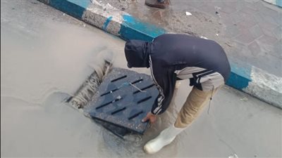 فرق طوارئ لرفع تراكمات مياه الأمطار بمطروح | صور 