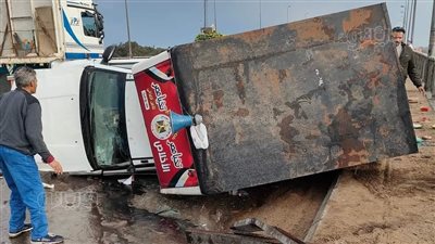 بسبب الأمطار.. انقلاب سيارة أعلى كوبري كفر الزيات بالغربية
