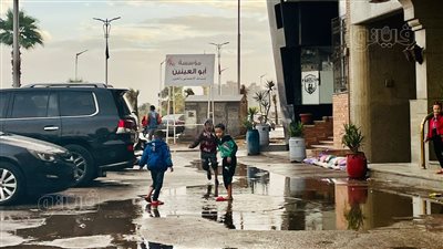 أطفال الجيزة بلعبون في 