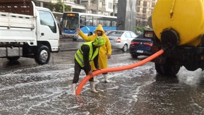 كسح مياه الأمطار وانتشار الشفاطات بشوارع القاهرة | صور