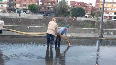 بدء أعمال شفط المياه بالطرق الرئيسية بالقليوبيةl صور 