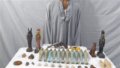 العثور على 39 قطعة أثرية داخل سيارة بالفيوم 