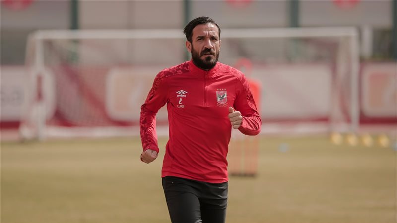 علي معلول لاعب الأهلي