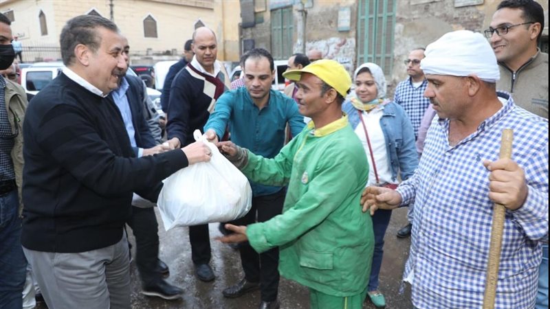 محافظ المنوفية يوزع