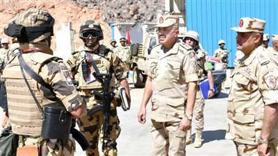 رئيس الأركان يتفقد إجراءات التأمين على الاتجاه الإستراتيجي الجنوبي (فيديو) 