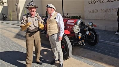 مغامران استراليان يحييان ذكرى رحالة أسترالي أمام المتحف اليوناني الروماني (صور)