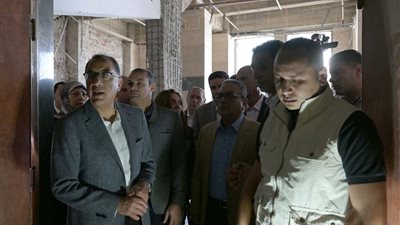 مدبولي يغير مسار جولته لتفقد مشروع ترميم قصر ثقافة السويس (صور)