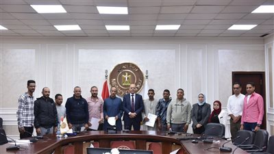 وزير العمل يسلم عقود للشباب للعمل في دولة الإمارات 