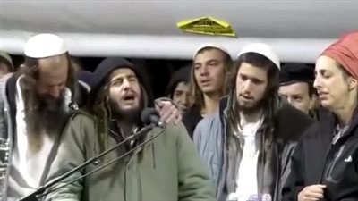 جرائمه هزت الضفة الغربية، تشييع أخطر مستوطن بالصراخ والعويل والبكاء (فيديو)