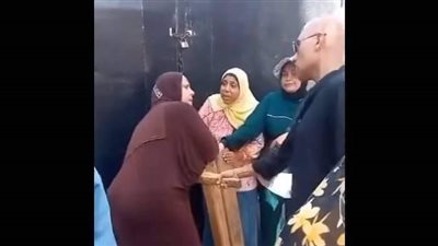 صاحبة الديسك، حقيقة فيديو محاولة والدة طالب استعادة المقعد الذي تبرعت به لمدرسة بالإسكندرية