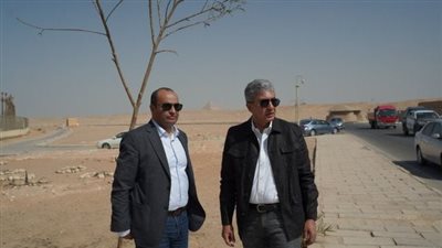 وزير السياحة يتفقد أعمال تطوير الخدمات بمنطقة الأهرامات