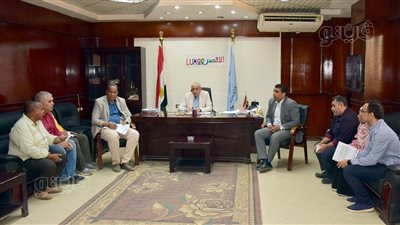 محافظ الأقصر يتابع آخر مستجدات ملف التصالح بإسنا (صور)