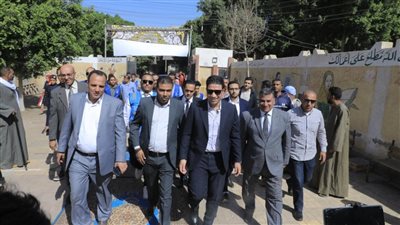 نائب محافظ سوهاج يتفقد فعاليات القافلة الشاملة بقرية باصونة