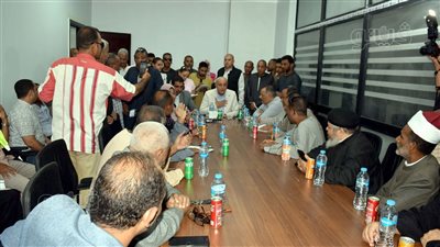 محافظ الأقصر يلتقي مواطني إسنا لسماع مطالبهم (صور)