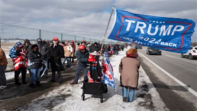 لإجراء مقابلة، ترامب يترك حشدا من أنصاره في البرد 3 ساعات