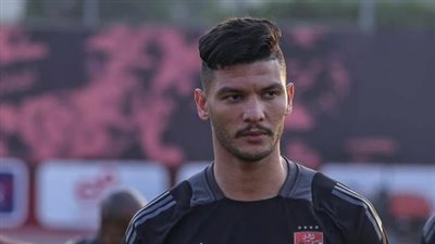 أشرف داري يتدرب منفردا بالكرة في مران الأهلي 