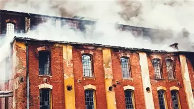 طفلان يلقيان بنفسيهما من بناء محترق (فيديو)