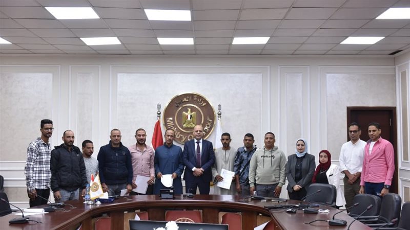 وزير العمل يسلم عقود